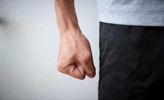 כתב אישום נגד אדם שתקף את אשתו וגרם לה לחבלות