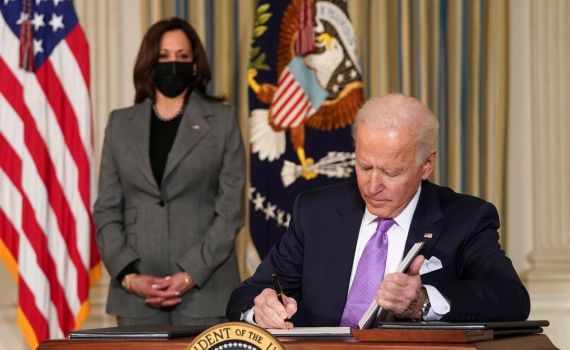 ביידן חתם על חבילת הסיוע בשווי 1.9 טריליון דולר