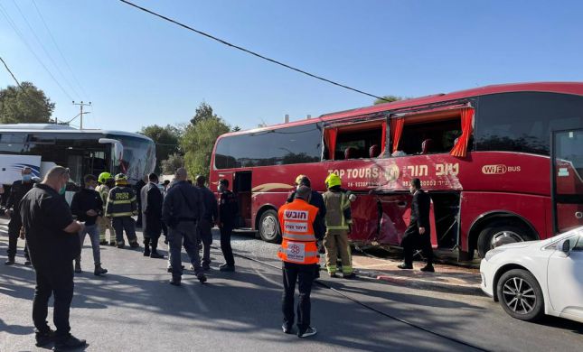  10 נפגעים בתאונת דרכים בין שני אוטובוסים בערד