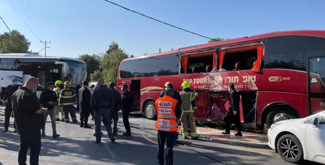 10 נפגעים בתאונת דרכים בין שני אוטובוסים בערד