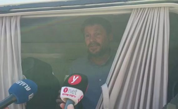 פורעים פוצצו את חלון הרכב של חברי הציונות הדתית