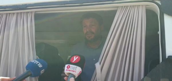 פורעים פוצצו את חלון הרכב של חברי הציונות הדתית