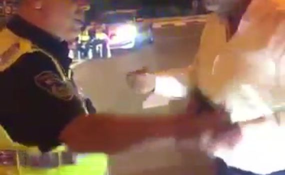 בדרך למירון, ח"כ בן גביר נחסם ע"י שוטר | צפו