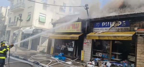 עשן שחור מעל הדר: שריפה בחנות מצברים בחיפה