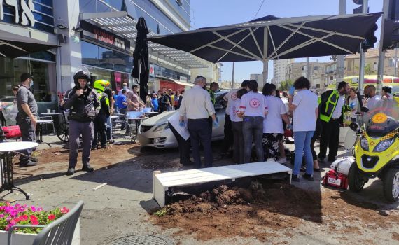 רכב התפרץ למסעדה בבת ים: 12 פצועים, אחת אנוש