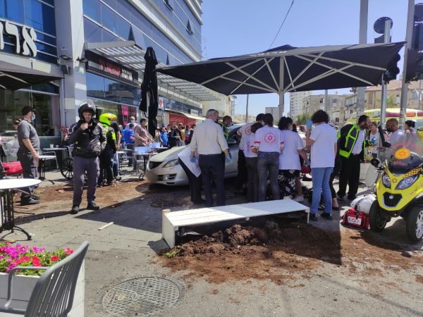 רכב התפרץ למסעדה בבת ים: 12 פצועים, אחת אנוש