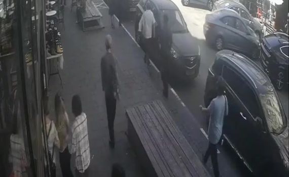 רגע התאונה בבת ים: הרכב נוסע ברוורס ונכנס למסעדה