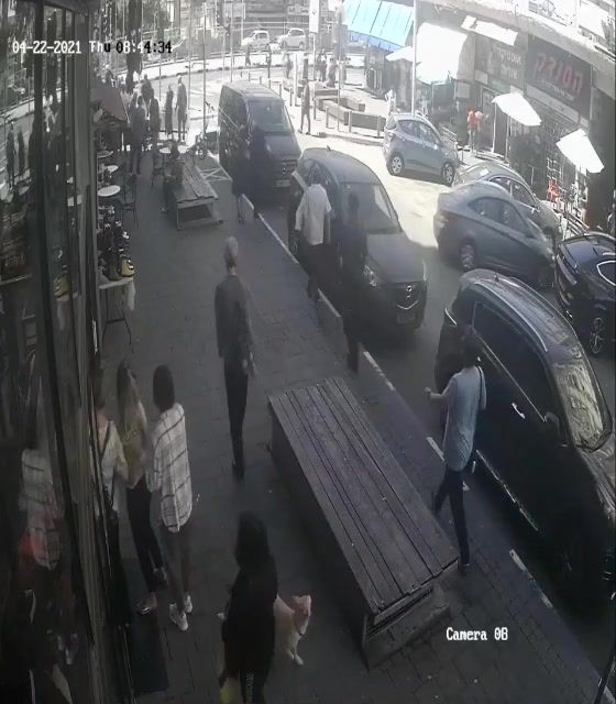 רגע התאונה בבת ים: הרכב נוסע ברוורס ונכנס למסעדה