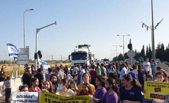 תושבי ניצן חסמו את הרכבת: "הסירו את המצור"