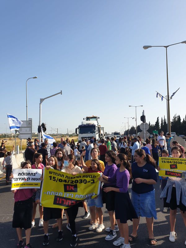 תושבי ניצן חסמו את הרכבת: "הסירו את המצור"