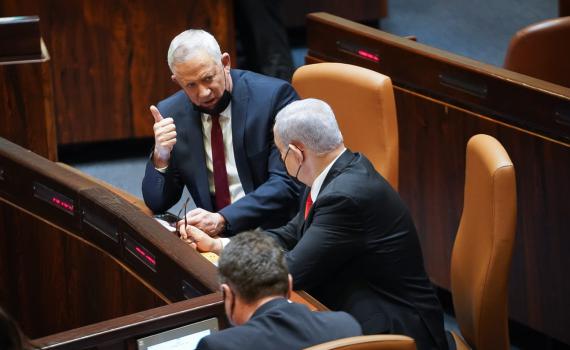 גנץ דורש להסיר את הצעות החוק: "מחמם את השטח"