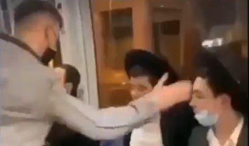 תיעוד מחריד: ערבי סטר לבחורי ישיבה ברכבת הקלה