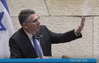 גדעון סער התפוצץ על ח"כ מש"ס: "אתה בא להפריע"