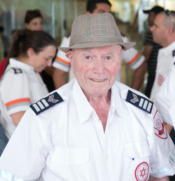 נזף בקצין SS ושרד; בגיל 93 עדיין מתנדב במד"א