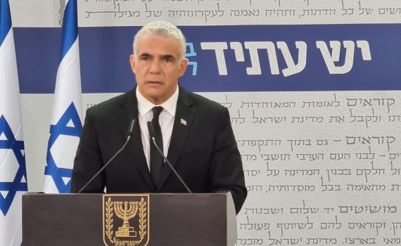 לפיד מגיב לבנט: "מבין את המצוקה, אך הוא טועה"