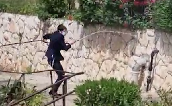 עוד יום של אלימות בפוניבז': ביצים, זרנוקי מים ו"לבנים"