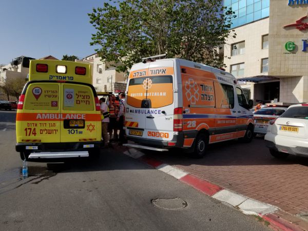 פעולות החייאה על ילד שנשכח ברכב