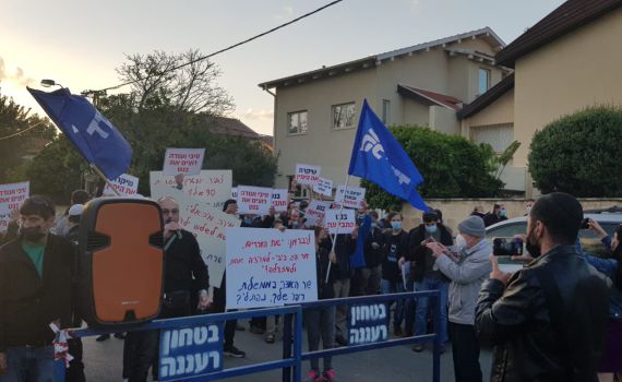צפו: עשרות מפגינים מחוץ לבתיהם של בנט ושקד