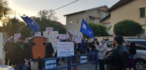 צפו: עשרות מפגינים מחוץ לבתיהם של בנט ושקד