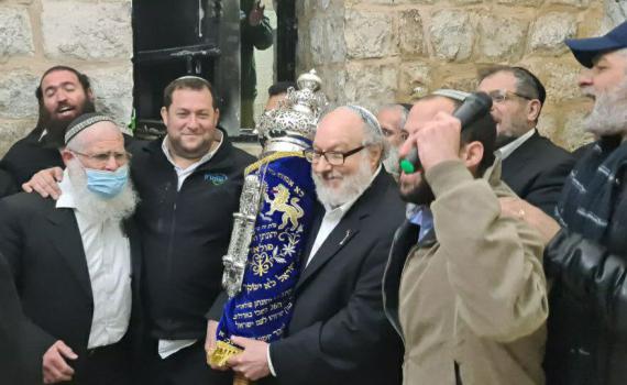 מרגש: פולארד הכניס לקבר יוסף ס"ת שנכתב בכלא