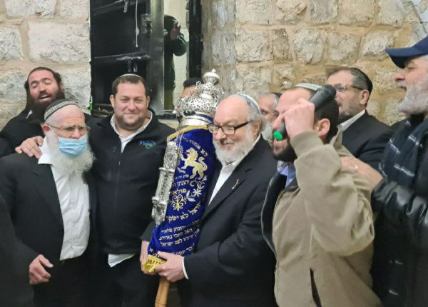 מרגש: פולארד הכניס לקבר יוסף ס"ת שנכתב בכלא