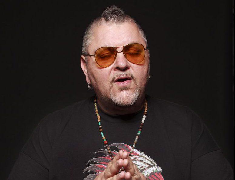 צפו: ארכדי דוכין בשיר מחאה כואב ליום השואה