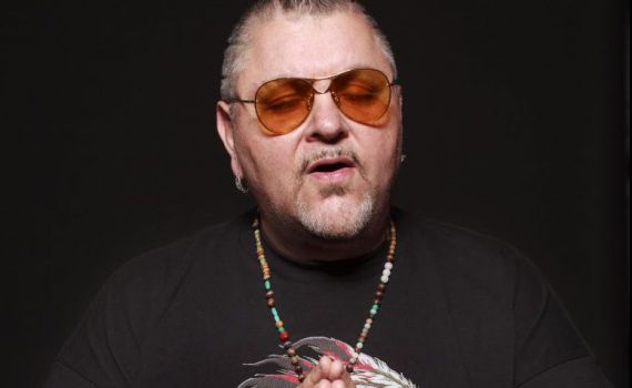 צפו: ארכדי דוכין בשיר מחאה כואב ליום השואה