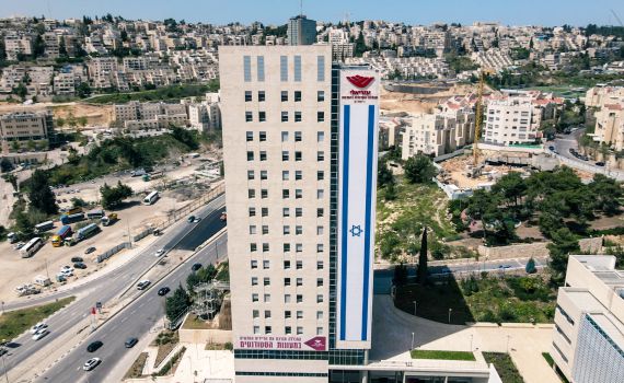 לכבוד יום העצמאות: דגל ענק נתלה בירושלים • צפו