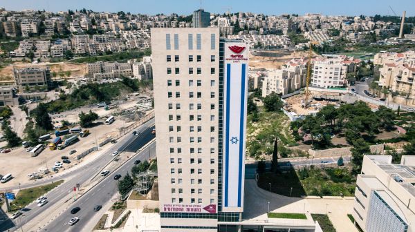 לכבוד יום העצמאות: דגל ענק נתלה בירושלים • צפו