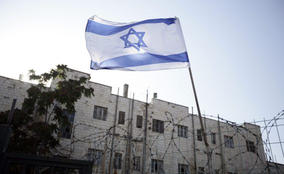 רמלה: תלה דגלים ליום העצמאות ונפצע בינוני