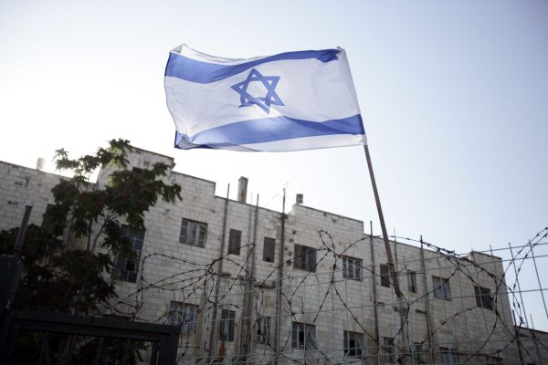 רמלה: תלה דגלים ליום העצמאות ונפצע בינוני