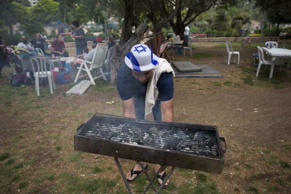 איך להדליק מנגל עם 10 דפי עיתון וגפרור אחד? צפו