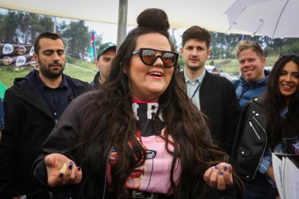 נטע ברזילי במשחק מוזיקלי במגזין ELLE הבינלאומי צפו