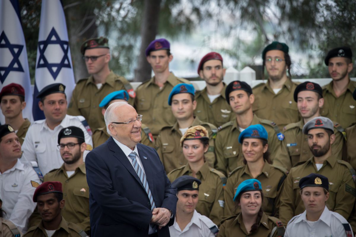 האב נרצח בפיגוע ירי, הבן החייל נבחר למצטיין הנשיא