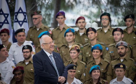 האב נרצח בפיגוע ירי, הבן החייל נבחר למצטיין הנשיא