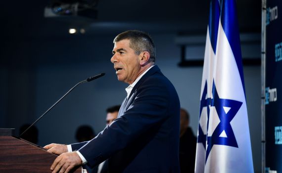 אשכנזי: "ידנו האחת מושטת לשלום וידנו השנייה לחרב"