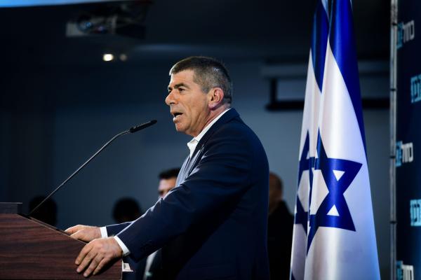 אשכנזי: "ידנו האחת מושטת לשלום וידנו השנייה לחרב"