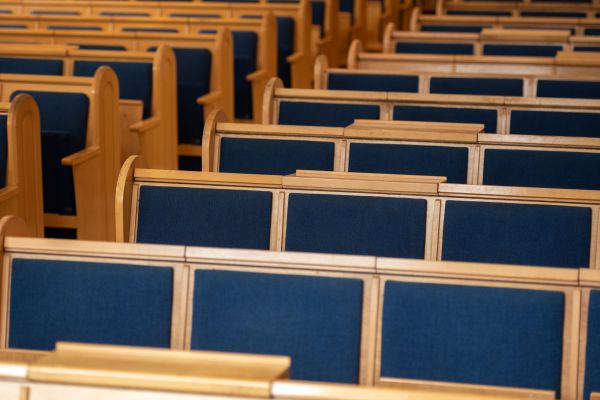 בושה: ילדים יכולים להיכנס לקניונים אבל לא לבתי כנסת