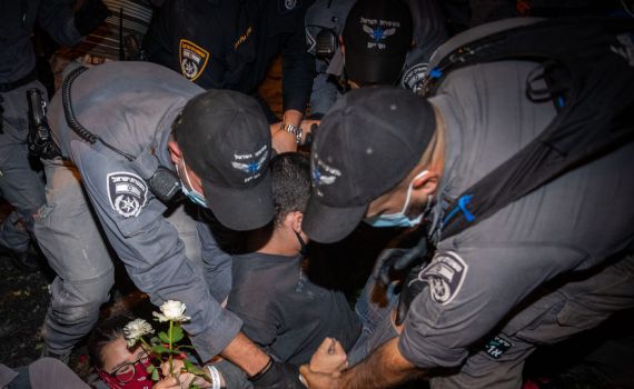 קצין המשטרה: "פעילי המחאה ניסו לפרוץ לבלפור"