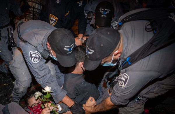 קצין המשטרה: "פעילי המחאה ניסו לפרוץ לבלפור"