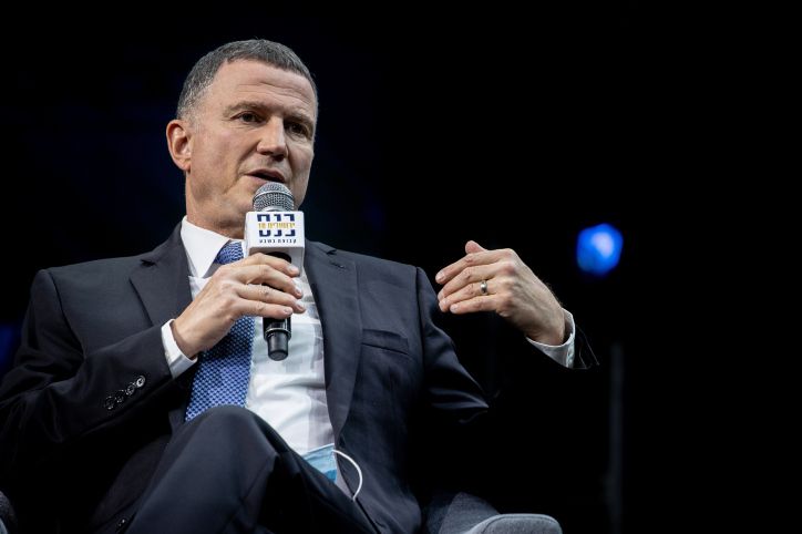 אופס: התמונה שסיבכה את אדלשטיין