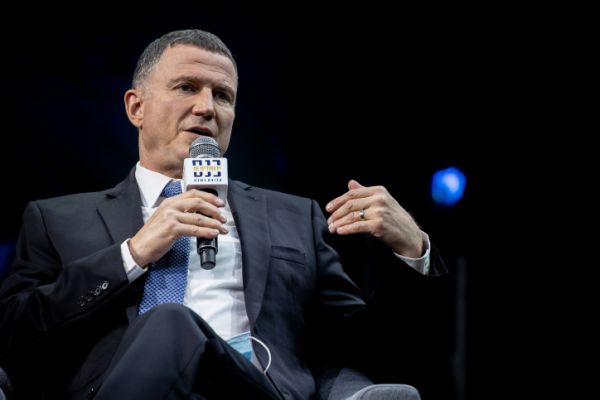 אופס: התמונה שסיבכה את אדלשטיין