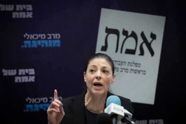"אני קוראת לבנט להפסיק לשחק לידיו של נתניהו"