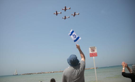 ביבשה, באוויר ובים: עם ישראל חוגג עצמאות