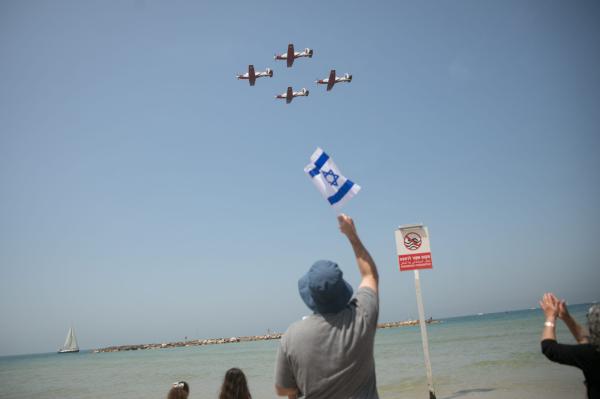 ביבשה, באוויר ובים: עם ישראל חוגג עצמאות