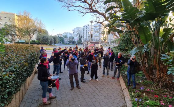 בצל המגעים הפוליטיים: הפגנה מחוץ לביתו של סער