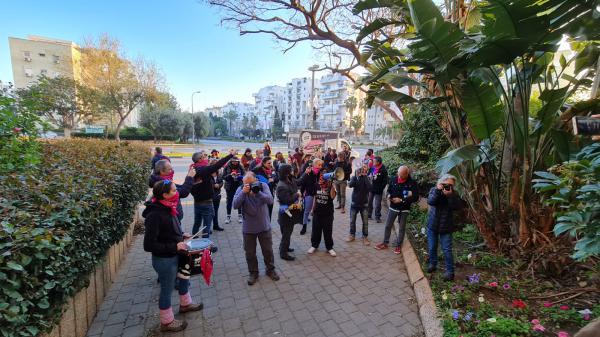 בצל המגעים הפוליטיים: הפגנה מחוץ לביתו של סער