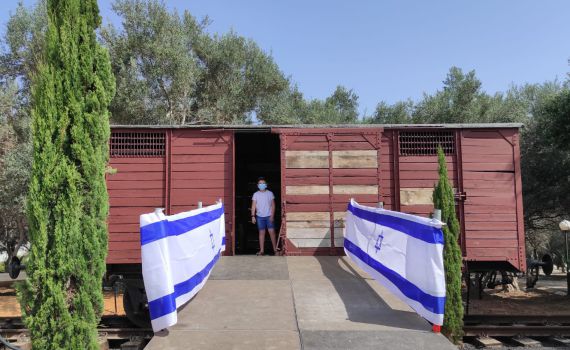 שלושה שורדי שואה נזכרים בקרונות המוות לאושוויץ