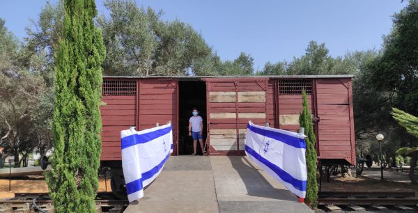 שלושה שורדי שואה נזכרים בקרונות המוות לאושוויץ