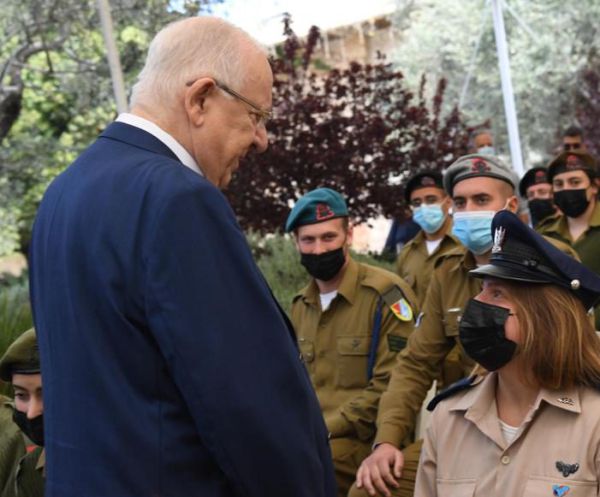 צפו: טקס 120 החיילים המצטיינים בבית הנשיא